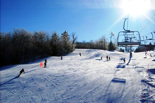 edelweiss-ski Ski lift on snowy trail