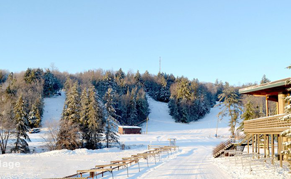 Gatineau-hills snowy hills and green trees in Gatineau